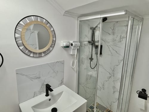 Banheiro moderno no Al Mare Ocean View com box de mármore, pia, espelho decorativo e fixtures pretos em Albufeira