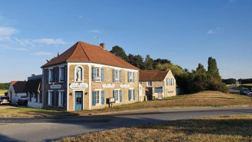 Relais Saint-Laurent B&B a Chevreuse, Francia - affascinante edificio in pietra con persiane blu e tetto in terracotta