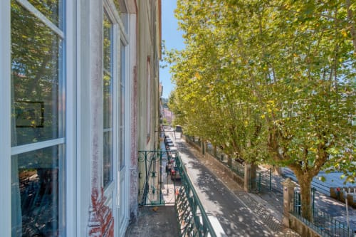 Vista da varanda de rua arborizada em Sintra, apartamento Monte da Lua com montanhas ao fundo