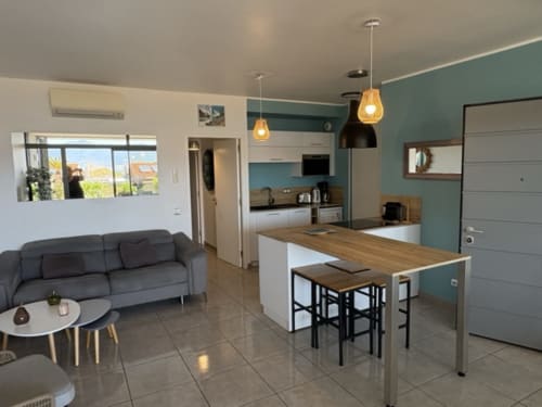 Moderno appartamento alla Conciergerie De Porticcio con zona living open-plan, cucina, sala da pranzo e arredi contemporanei