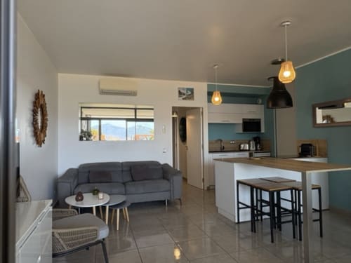 Appartamento moderno alla Conciergerie De Porticcio a Porticcio con vista montagna, soggiorno open space e cucina contemporanea
