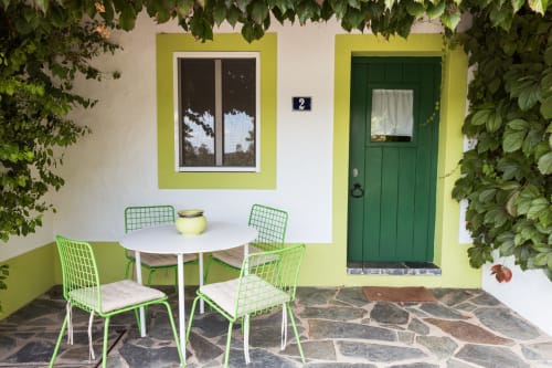 Pátio mobiliado em verde vibrante na Villa Casa 2, Casas de Juromenha, Portugal com mesa e cadeiras de jantar
