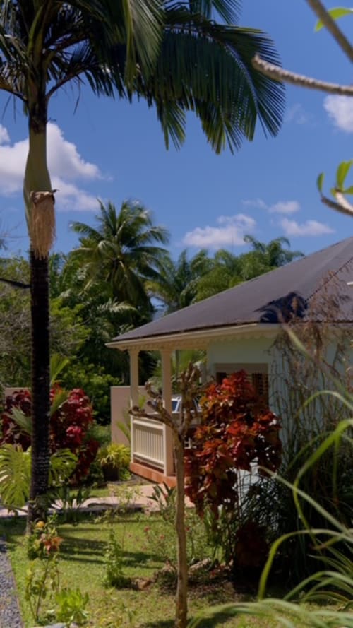 Cottage pour quatre personnes à Forty Palms à Lamentin, vue sur le jardin, plantes tropicales et véranda couverte