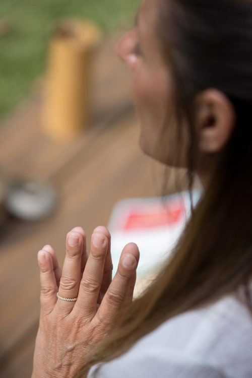 Femme avec bague se relaxant à l'hôtel-boutique Destination Ailleurs à Castellane, France