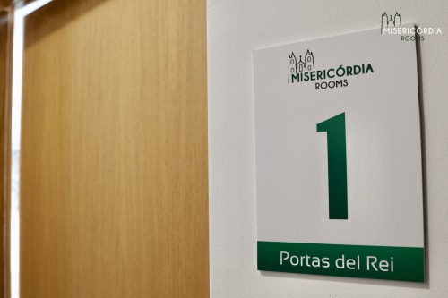 Placa de porta Sala 1 Portas del Rei no hotel Misericórdia Rooms em Guarda, Portugal