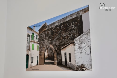 Portas del Rei, portal histórico em pedra na Guarda, Portugal - entrada das Salas da Misericórdia