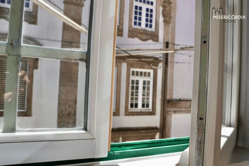 Vista do quarto Portas Del Rei em Guarda, Portugal mostrando casarões históricos com fachadas brancas e de pedra