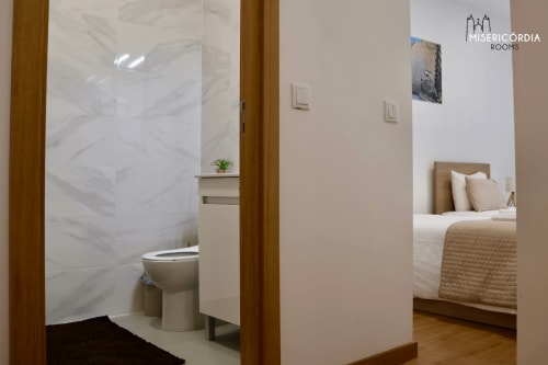 Quarto moderno da SM Stays Collection em Guarda com casa de banho ensuite com duche e quarto com cama