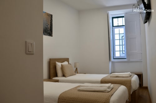 Quarto Twin na SM Stays Collection, Guarda com vista para a cidade, com duas camas e janelas amplas