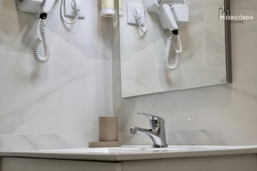 Pia de banheiro moderna com torneira cromada e espelho no hotel SM Stays Collection em Guarda, Portugal