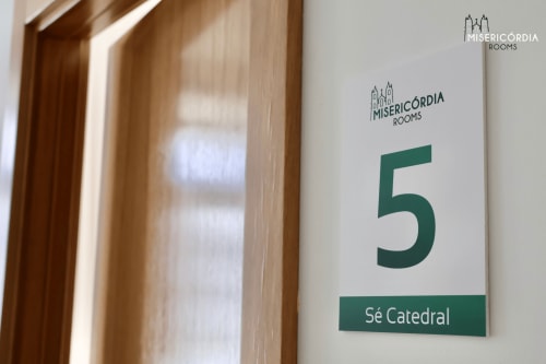 Placa da porta do Quarto 5 Sé Catedral no hotel Misericórdia Rooms em Guarda, Portugal