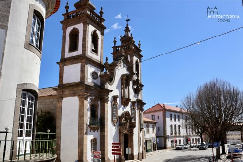 Catedral barroca histórica de pedra branca com campanários na praça central de Guarda, Portugal