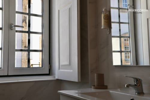 Banheiro moderno na suite Sé Catedral do SM Stays Collection, Guarda PT, com vistas da cidade através de amplas janelas