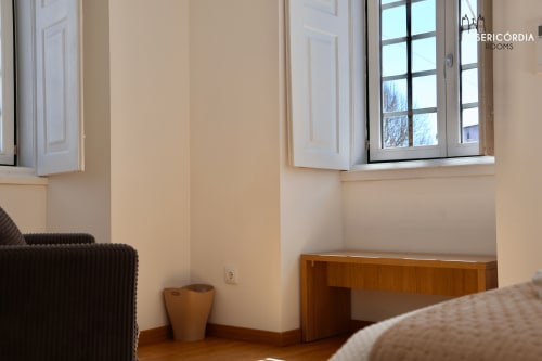 Quarto luminoso na Suite Sé Catedral da SM Stays Collection, Guarda, Portugal com mobiliário em madeira e vistas da cidade