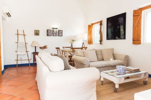 Sala de estar clara da Casa 6, villa Casas de Juromenha em Juromenha com sofás creme, móveis de madeira e piso de terracota