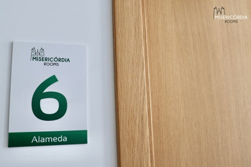 Placa da porta Sala 6 Alameda em Misericórdia Rooms em Guarda, Portugal