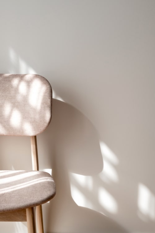 Chaise baignée de soleil à la boutique-chambre d'hôtes La Maison 1903 à Trévou-Tréguignec, Bretagne