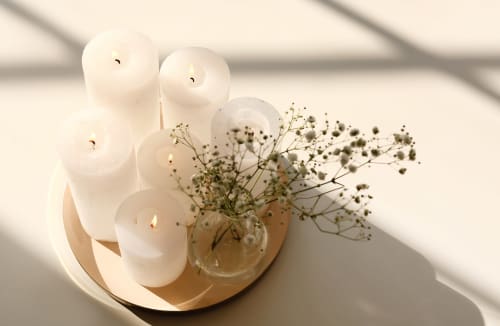 Arrangement minimaliste avec chandelle et gypsophile à La Maison 1903 B&B à Trévou-Tréguignec, France