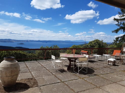 Terrazza Belvedere del Lago con vista panoramica sul Lago di Bolsena e posti a sedere all'aperto