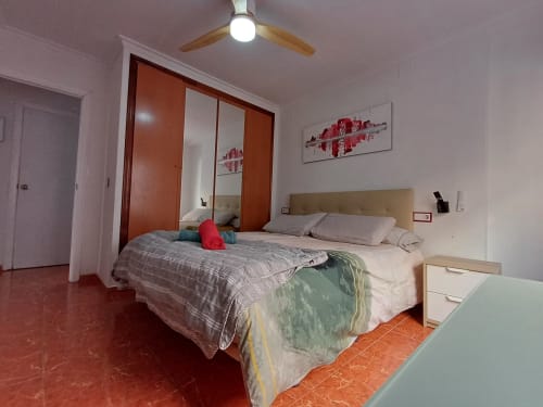 Dormitorio principal del apartamento Algemesi Home con cama doble, armario espejo y vistas a la ciudad