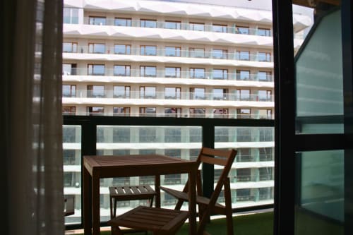 Balcón con asientos con vistas al mar y a la playa de Torremolinos, apartamento Love Rent4 Málaga