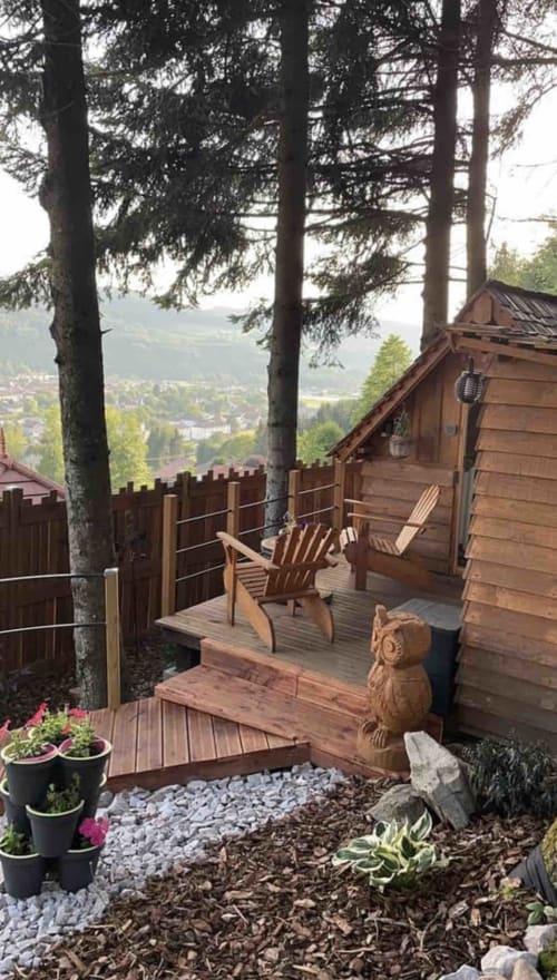 Terrasse en bois avec chaises Adirondack surplombant la vallée, Granges-Aumontzey, France