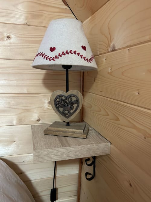 Lampe de chevet rustique en forme de cœur avec abat-jour blanc brodé aux Cabanes des Marchous à Granges-Aumontzey