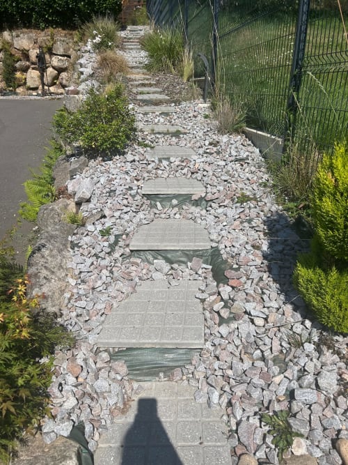 Garden pathway with stepping stones and white gravel at Les Cabanes des Marchous, Granges-Aumontzey