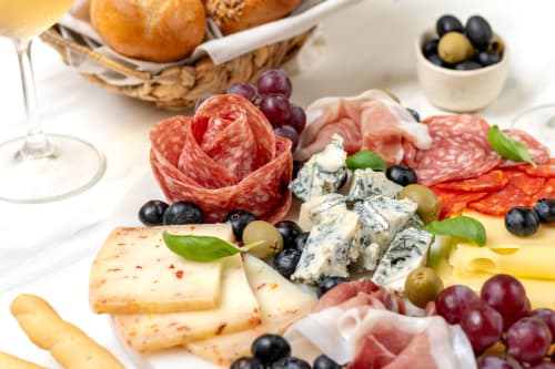Plateau de charcuterie avec viandes froides, fromage bleu, raisins et olives aux Hébergements C&C, Angres