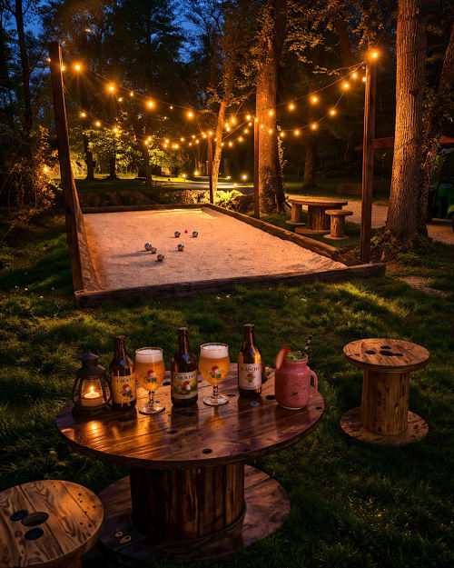 Abendliche Zusammenkunft im Garten der Lodges de Vaugrigneuse mit Lichterketten, Boccia-Platz und Erfrischungen
