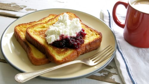 Pain perdu avec crème fouettée et confiture aux Hébergements C&C, Angres