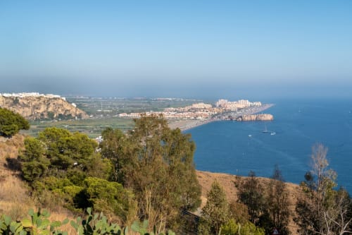 Vista costera de Salobreña con el mar Mediterráneo, playa, edificios blancos y montañas desde el Hotel Boutique Alcazaba