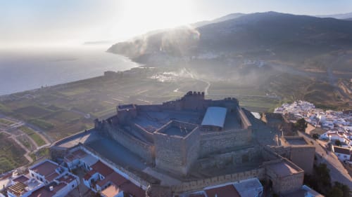 Fortaleza de la Alcazaba dominando la costa de Salobreña con el Mar Mediterráneo y pueblo blanco, Granada España