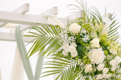 Élégant arrangement floral de roses blanches avec verdure au Domaine De La Marnière à Villainville