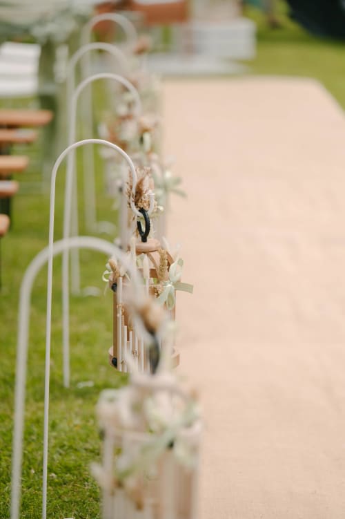 Arches blanches de jardin avec fleurs séchées bordant une allée au gîte Le Domaine De La Marnière à Villainville