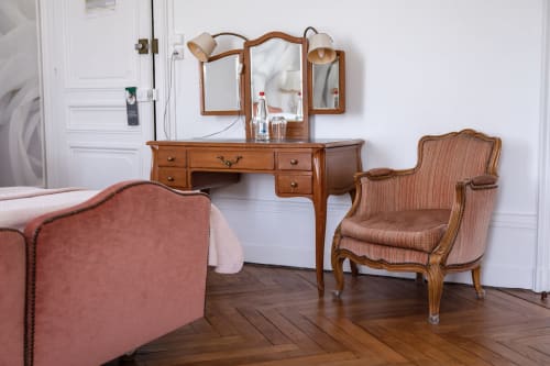Élégant coiffeuse avec miroir au Château Du Landin, fauteuil rose poudré, bureau en bois et parquet à chevrons en Chambre