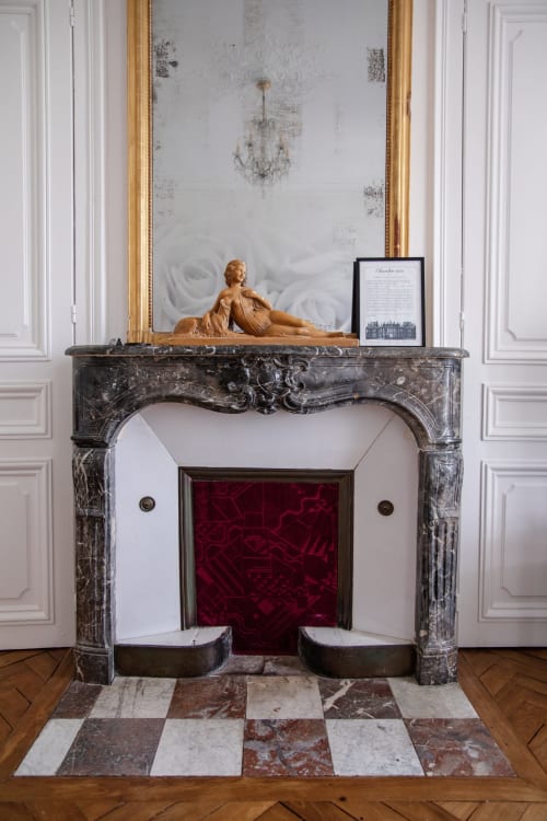 Élégante cheminée en marbre avec miroir doré au Château Du Landin, luxueux gîte français au décor classique