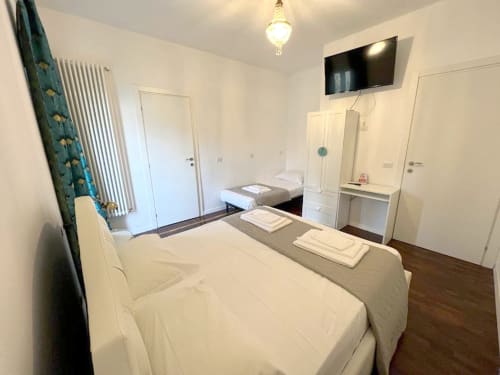 Bresbot B&B double bedroom with private bathroom, TV, and garden view in Bressana