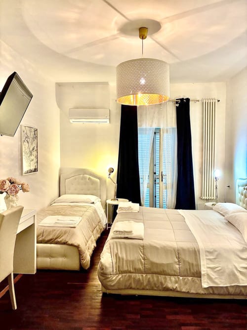 Camera doppia superior di Bresbot B&B a Bressana con due letti, illuminazione a sospensione e comfort moderni