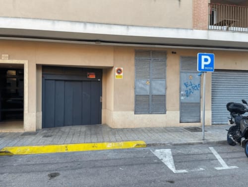 Parking space with 'P Motos' sign at Algemesi Home apartment entrance in Algemesí, Spain