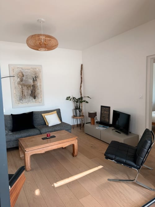 Séjour moderne avec canapé, table basse et TV écran plat à la villa La Maréchale, Maison ARLOÉ, La Rochelle