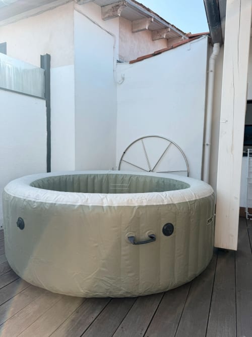 Bain à remous gonflable sur terrasse en bois à la villa Maison ARLOÉ à La Rochelle, aux murs et toiture blancs