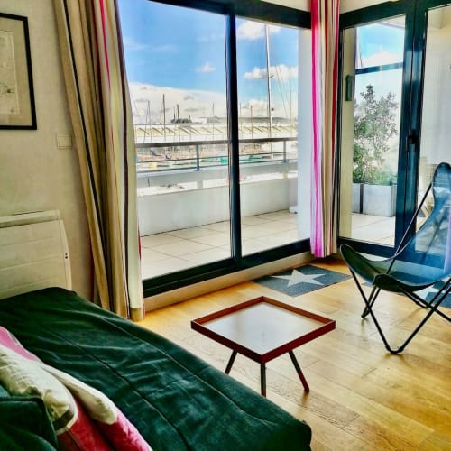 Appartement moderne à la Maison ARLOÉ à La Rochelle avec vue sur le port, terrasse donnant sur les voiliers, parquet et