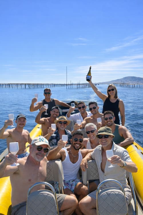 Groupe célébrant sur un bateau avec des verres de champagne près de Roujan, France