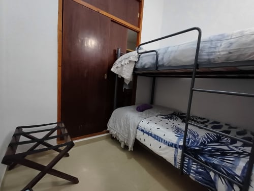 Bunk bed in compact bedroom at Algemesi Home apartment, Algemesi, with white bedding and dark metal frame
