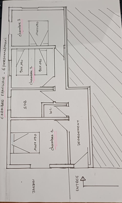 Plan dessiné à la main de la Chambre Familiale à Porte de Mafate, Grand Ilet, Salazie avec disposition des pièces et vue sur la montagne