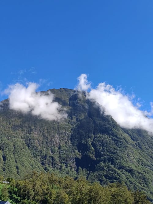 Sommet montagneux verdoyant avec nuages à la Porte de Mafate, Grand Ilet, Salazie, Réunion