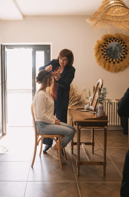 Styliste coiffant une cliente à la boutique hôtel Le Mas de la Vernède à Aramon, France