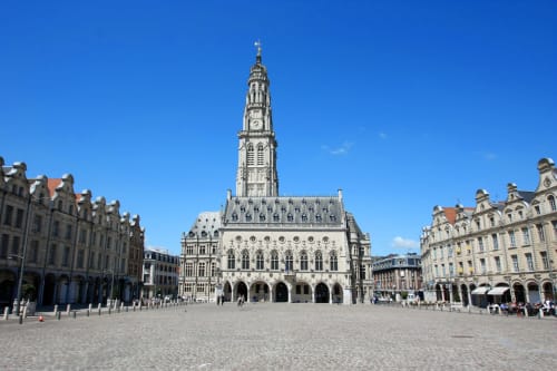 Grande place avec édifice gothique flamand orné à Arras, près d'Angres, France hôtel