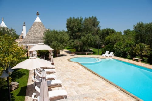 Trulli Boccadoro: trullo con piscina, lettini e spa gazebo immersi in rigogliosi giardini in Puglia